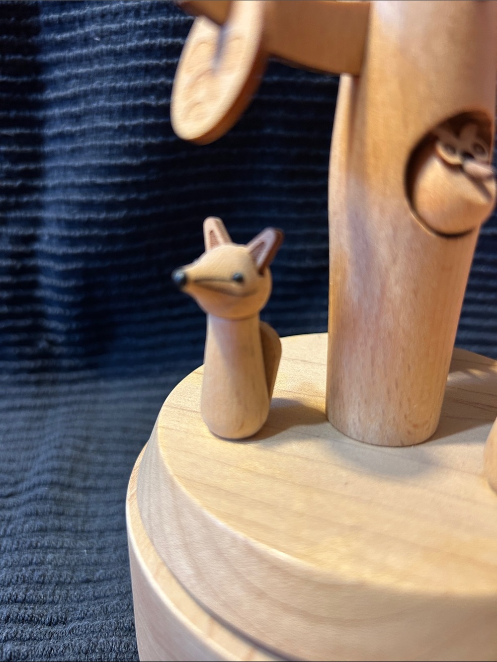 Wooderful Life handcrafted wooden musical box with forest animal figures - Picture 6 of 7